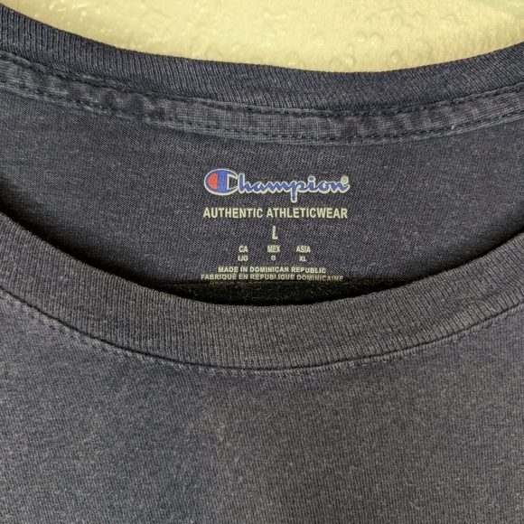 Men's Champion T-shirt faded with distressed logo size Large Navy - Picture 3 of 8